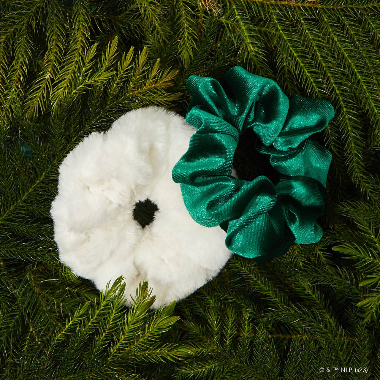 Kitsch x Elf Scrunchies 2pc - White &amp; Green